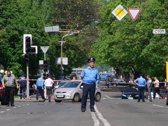 Милиция на месте одного из взрывов в Днепропетровске. Фото Reuters