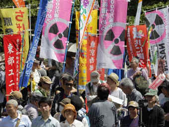 Жители Токио празднуют закрытие АЭС &quot;Томари&quot;. Фото ©AP