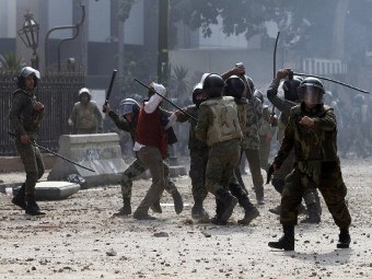 Полицейские избивают демонстранта в Каире. Фото (c)AFP Полицейские избивают демонстранта в Каире. Фото (c)AFP