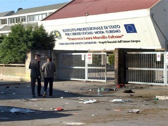 Последствия взрыва в Бриндизи. Фото (c)AP Последствия взрыва в Бриндизи. Фото (c)AP