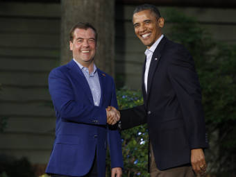 Дмитрий Медведев (слева) и Барак Обама на открытии саммита G8. Фото Reuters