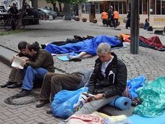 У памятника Окуджаве на Арбате задержали 15 активистов