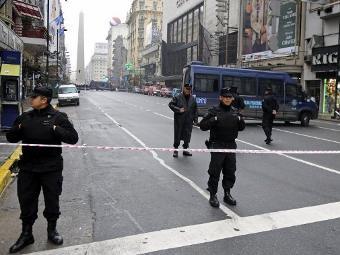 Аргентинские полицейские рядом с театром Gran Rex. Фото (c)AFP Аргентинские полицейские рядом с театром Gran Rex. Фото (c)AFP