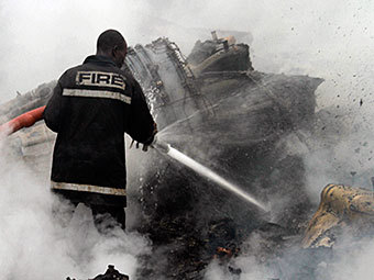 Пожарный на месте крушения. Фото Reuters Пожарный на месте крушения. Фото Reuters