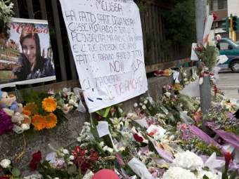 Цветы в память о погибшей в результате взрыва в Бриндизи. Фото (c)AFP Цветы в память о погибшей в результате взрыва в Бриндизи. Фото (c)AFP