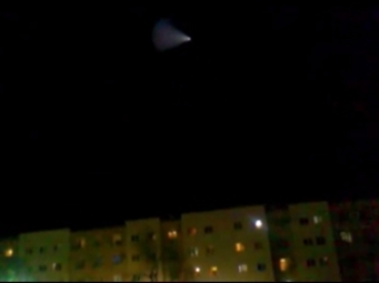 Кадр видеозаписи очевидца в Иране. "НЛО" над домами