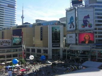 Eaton Centre. Фото с сайта торгового центра Eaton Centre. Фото с сайта торгового центра