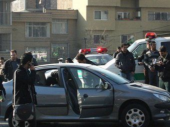 Автомобиль, предположительно принадлежащий иранскому физику-ядерщику, раненному в результате взрыва. Фото (c)AFP Автомобиль, предположительно принадлежащий иранскому физику-ядерщику, раненному в результате взрыва. Фото (c)AFP
