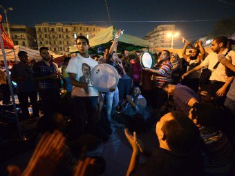 Протестующие на площади Тахрир в Египте в ночь на 22 июня. Фото (c)AFP Протестующие на площади Тахрир в Египте в ночь на 22 июня. Фото (c)AFP