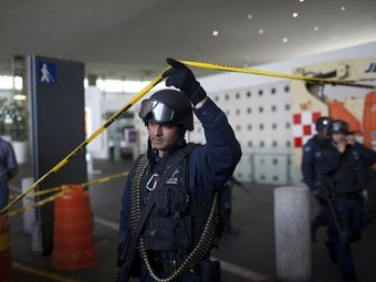 Полицейский на месте убийства в аэропорту Мехико. Фото (c)AP Полицейский на месте убийства в аэропорту Мехико. Фото (c)AP