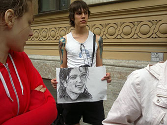 Поклонники Майкла Джексона у американского консульства в Санкт-Петербурге. Фото с сайта baltinfo.ru