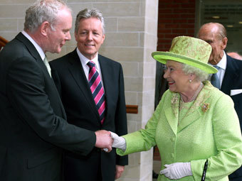 Мартин Макгиннесс и Елизавета II. Фото Reuters