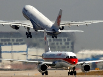 Самолеты авиакомпании Air China в Пекинском аэропорту. Фото Reuters Самолеты авиакомпании Air China в Пекинском аэропорту. Фото Reuters