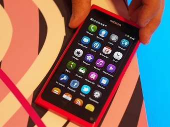 Nokia N9 на базе MeeGo, фото "Ленты.ру"