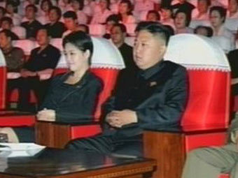 Ким Чен Ын со спутницей. Кадр, переданный ©AP