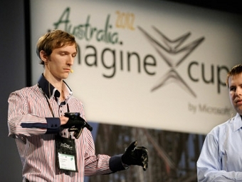 Участники команды quadSquad с перчаткой Enable Talk, фото с сайта Microsoft