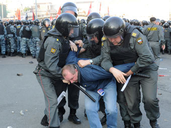 Сотрудники полиции задерживают участника "Марша миллионов". Архивное фото РИА Новости, Илья Питалев