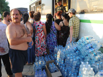 Жители Крымска получают пресную воду. Фото РИА Новости, Илья Питалев