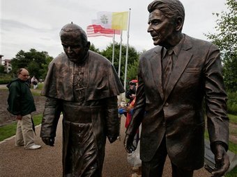 Памятник Иоанну Павлу II и Рональду Рейгану в Гданьске. Фото (c)AP Памятник Иоанну Павлу II и Рональду Рейгану в Гданьске. Фото (c)AP