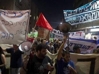 Акция протеста в Тель-Авиве 14 июля 2012 года. Фото (c)AFP Акция протеста в Тель-Авиве 14 июля 2012 года. Фото (c)AFP