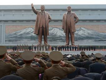 Статуи Ким Ир Сена (слева) и Ким Чен Ира в Пхеньяне. Фото (c)AFP Статуи Ким Ир Сена (слева) и Ким Чен Ира в Пхеньяне. Фото (c)AFP
