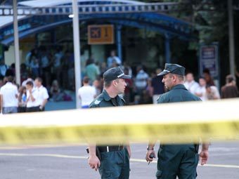 Болгарские полицейские на месте взрыва. Reuters Болгарские полицейские на месте взрыва. Reuters