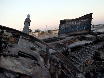 Уничтоженный сирийский танк около Алеппо. Фото (c)AFP Уничтоженный сирийский танк около Алеппо. Фото (c)AFP