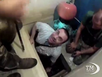 Джузеппе Аквино в подвале. Кадр из видео телеканала Repubblica TV Джузеппе Аквино в подвале. Кадр из видео телеканала Repubblica TV