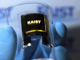 Сгибаемая батарея, подключенная к сгибаемому светодиодному экрану. Фото из статьи исследователей - Korea Advanced Institute of Science and Technology