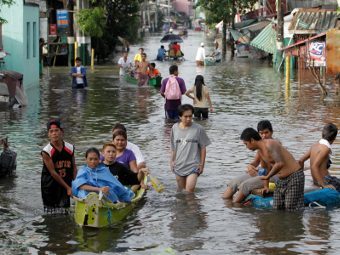 Затопленные улицы в Маниле. Фото (c)Reuters Затопленные улицы в Маниле. Фото (c)Reuters