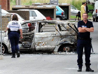 Полиция на месте погромов во Франции. Фото (c)AFP Полиция на месте погромов во Франции. Фото (c)AFP