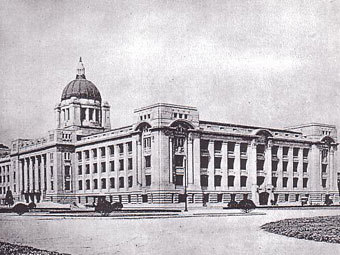 Здание японской администрации в Сеуле, 1940-е годы. Фото с сайта wikipedia.org Здание японской администрации в Сеуле, 1940-е годы. Фото с сайта wikipedia.org