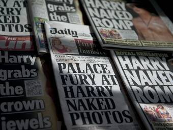 Первые полосы британской прессы с сообщениями о публикации обнаженных фото принца Гарри. Фото ©AFP