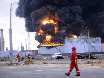 Пожар на НПЗ в Венесуэле 25 августа. Фото (c)AFP Пожар на НПЗ в Венесуэле 25 августа. Фото (c)AFP