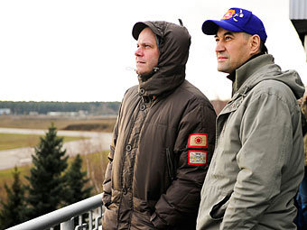 Алексей Кортнев (слева) на выступлении пилотажной группы "Стрижи". Фото предоставлено пресс-службой музыканта