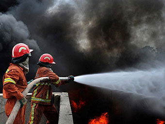 Пакистанские пожарные. Фото (c)AFP Пакистанские пожарные. Фото (c)AFP