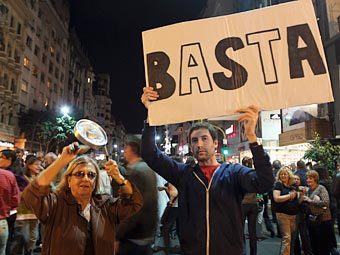 Участники митинг против президента страны Кристины Фернандес де Киршнер в Буэнос-Айресе. Фото Reuters Участники митинг против президента страны Кристины Фернандес де Киршнер в Буэнос-Айресе. Фото Reuters