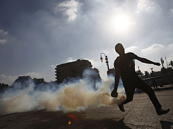 Акция протеста около американского посольства в Каире. Фото Reuters Акция протеста около американского посольства в Каире. Фото Reuters