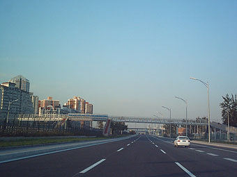 Участок автотрассы Дацин-Гуанчжоу. Фото с сайта wikipedia.org, пользователя DF08 Участок автотрассы Дацин-Гуанчжоу. Фото с сайта wikipedia.org, пользователя DF08