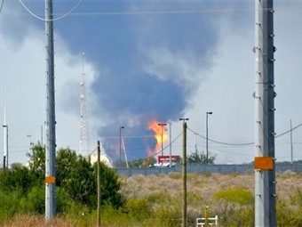 Пожар на газовой станции Pemex в Рейнозе. Фото (c)AP Пожар на газовой станции Pemex в Рейнозе. Фото (c)AP