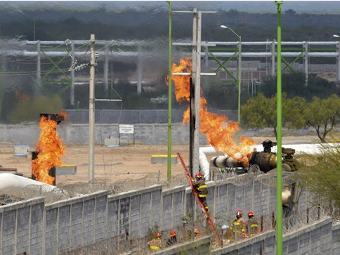 Пожар на газовой станции Pemex в Рейносе. Фото (c)AP Пожар на газовой станции Pemex в Рейносе. Фото (c)AP