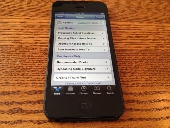 Взломанный iPhone 5. Фото из микроблога Гранта Пола @chpwn