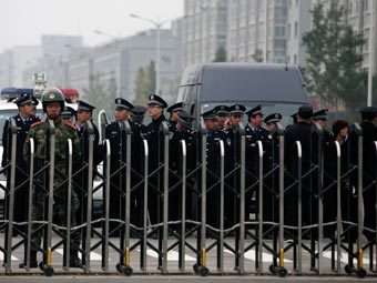 Полиция около завода Foxconn. Фото Reuters Полиция около завода Foxconn. Фото Reuters