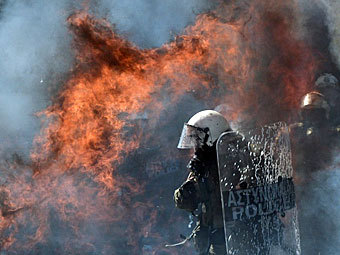 Афинский полицейский. Фото (c)AFP Афинский полицейский. Фото (c)AFP