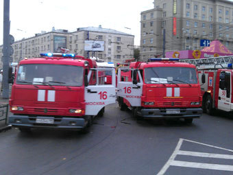 Пожарные расчеты около метро "Авиамоторная". Фото @windErien