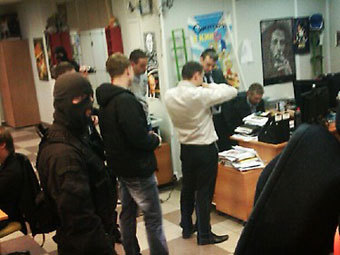 Обыск в редакции "Ура.ру". Фото @akarliner