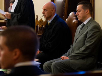 Паоло Габриэле (справа) в зале суда. Фото Reuters