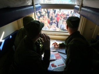 Призывники в вагоне поезда "Новосибирск-Москва" в мае 2012 года. Фото РИА Новости, Александр Кряжев