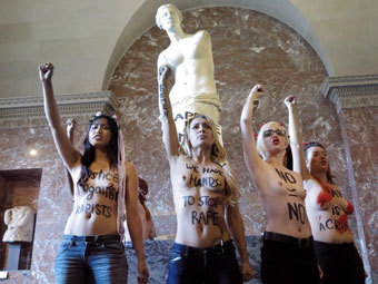 Акция FEMEN в Париже. Фото (c)AFP Акция FEMEN в Париже. Фото (c)AFP