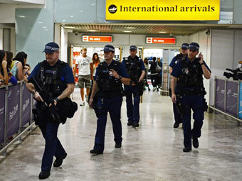 Полиция в Хитроу. Фото (c)AFP Полиция в Хитроу. Фото (c)AFP